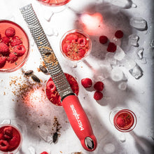 Rallador De Queso Zester Rojo Premium Clasicc Acero Inox. Antideslizante 32x5cm - Microplane