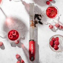 Rallador De Queso Zester Rojo Premium Clasicc Acero Inox. Antideslizante 32x5cm - Microplane