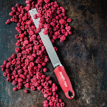 Rallador De Queso Zester Rojo Premium Clasicc Acero Inox. Antideslizante 32x5cm - Microplane