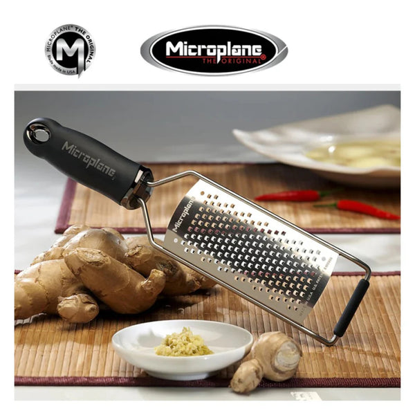 Rallador Grueso Queso Y Verduras Acero Inox. Antideslizante Negro 31x6,5cm - Microplane