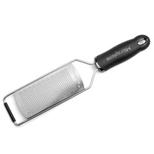 Rallador Grueso Queso Y Verduras Acero Inox. Antideslizante Negro 31x6,5cm - Microplane