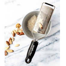 Rallador Grueso Queso Y Verduras Acero Inox. Antideslizante Negro 31x6,5cm - Microplane